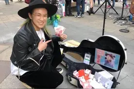 张芸京近况曝光！街头卖唱拿珍藏专辑吸引路人，一晚仅挣一万元图片