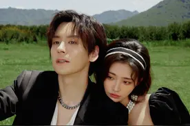 许佳琪魏哲鸣合体拍七夕大片，同色系穿搭颜值登对，互动亲密自然图片