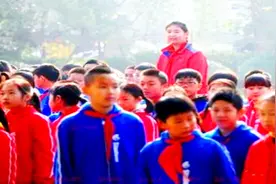 11岁六年级女生身高2米1，真的是鹤立鸡群啊！视频封面