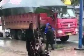 爷爷带娃为防孙子淋雨，给婴儿车装“高配天窗”，网友：无独有偶图片