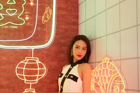 韩丹彤出席精美年度颁奖礼的造型大片来啦，优雅闪亮，性感利落！图片