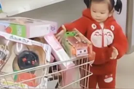 小20岁妹妹超市不停买，哥哥蹲地诉苦，妹妹：凭啥你女朋友能买图片