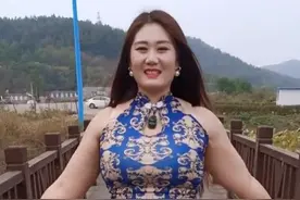 农村大姐姐穿肚兜出门“充气娃娃”笑的灿烂，紧身裤裹的有点窄图片