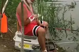 有的人钓鱼成为了大师，有的人钓鱼成为了段子，笑得停不下来图片