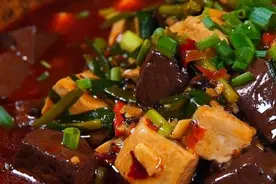 猪血烧豆腐，香滑入味，浓香味美，每个月多吃几次，补血美容图片