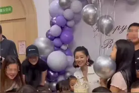 王雷为妻子办生日宴，36岁李小萌冻龄似少女，儿子虎头虎脑太像爸图片