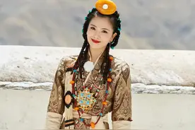 刘涛美到了西藏，穿一身藏袍配脏辫有异域风情，意外有了公主气质图片