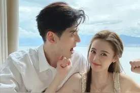 又一对老少恋官宣，相差19岁甜到炸，酷爱美女的他怎么就收心了？图片