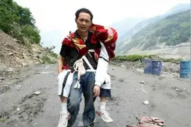 汶川地震父亲背着儿子遗体，徒步25公里带儿回家，现在怎么样了？图片