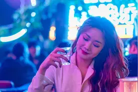 重庆小姐开酒吧，面对竞争对手，利用“一间房间”，1年赚100万图片