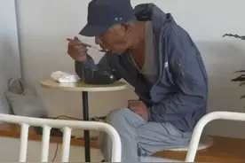 网友疑偶遇66岁陈道明！坐小店大口吃饭接地气，皮肤黑到发亮图片