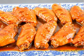 厨师长做“红烧鸡翅”，肉嫩离骨有技巧，做法步骤讲解清晰