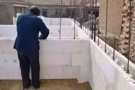 农村老人为了省钱，选择用“泡沫”建房子，成品出来后惊艳了图片