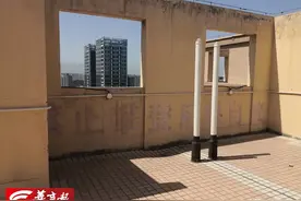 天降砖块砸中楼下车 是西安俩娃从楼顶扔下的图片