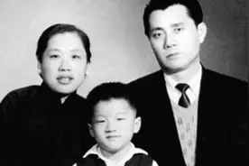 7年前，成龙回安徽祭拜，在条件不好的大哥家，只停留十几分钟图片