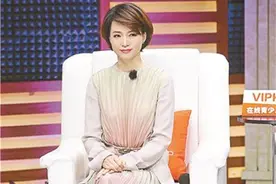 女人到了中年，少穿高跟鞋配丝袜吧！瞧刘涛、董卿这样穿，真优雅图片