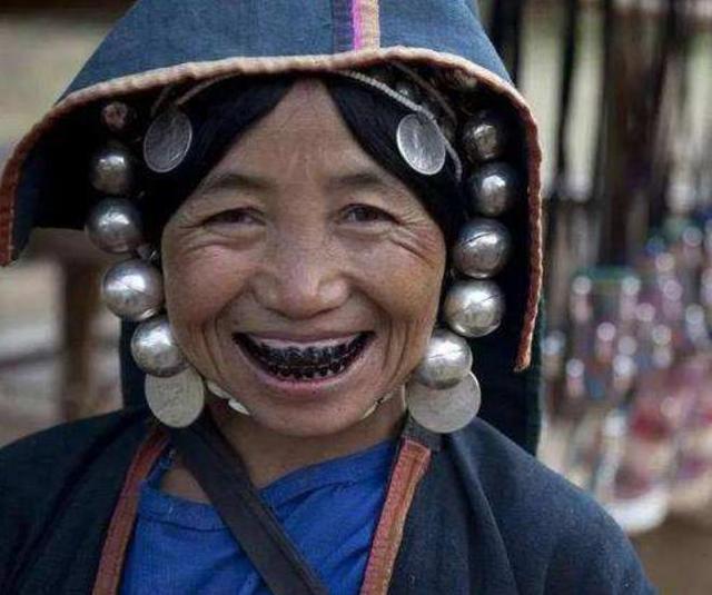 生活在云南的基诺族,崇尚涂黑牙,女孩出嫁还必须有舅舅?