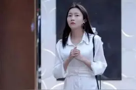 街拍：仪静体闲的美女，一条白色的连衣裙，时尚优雅好身材图片