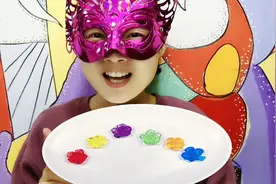 妹子试吃“小玫瑰花果冻”，鲜花朵朵开，太美了舍不得吃