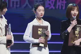 特殊待遇？周冬雨踩平衡车领奖引爆笑，何炅穿高跟鞋欢呼自称崴脚图片