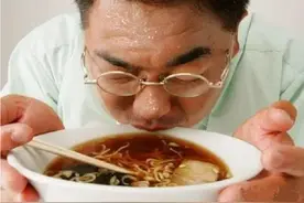 老人言：吃饭满头汗，一生全白干！为何吃饭不能流汗？有啥讲究？图片