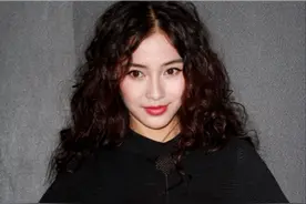 Angelababy杨颖换了泡面头更洋气，穿3D紧身裙好辣，我又被惊艳到图片