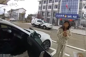 穿睡衣、踩拖鞋！00后开奔驰高速疯狂飙车，她还没过实习期图片