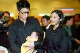 蒋友柏15年童话婚姻破灭后续：与小三当街牵手，女助理上位了？图片