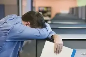 如果你还单身，请一个人过图片