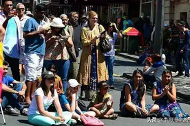 街头惊现“阿拉丁神灯”，游客不理解是如何做到的？原理却很简单图片