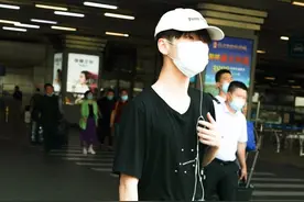 周震南黑色look现身潮感十足“百万女团腿”细长直绝了图片