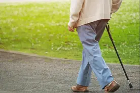 老人鞋是「孝心税」吗？这样选鞋才能真的防跌倒图片
