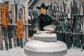 老照片：80年代的东北农村生活场景，吃个豆包还得用斧头图片