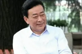 “最帅戏骨”王诗槐：离婚后独自带患病儿子，2婚初恋后老来得女图片