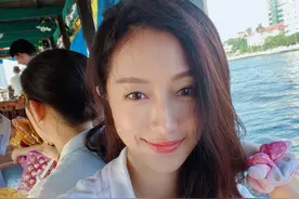 霍启文前女友当寺庙义工，穿麻衣仍气质出众，40岁未婚保养似少女图片