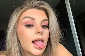 英国妹子在夜店喝酒时遭遇下药，五官扭曲浑身抽搐如同着魔图片