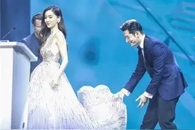 黄晓明为杨颖拎裙摆，baby头也不回，从前的黄教主哪去了图片