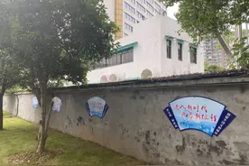 对照标准强落实，市体育馆做好公益广告减量提质图片