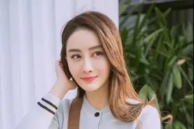 46岁陈德容也太年轻了！穿灰色针织衫配纱裙好少女，美成90后图片