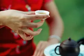 品茶过程中的姿势，男女有别，可别闹笑话了哦图片