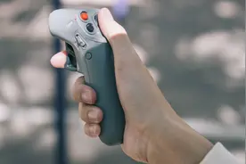 大疆发布“变身器”，单手就能化身飞行员，外国网友：拿走我的钱图片