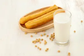 中年男人喝豆浆喝出D杯大胸，医生解释，不是豆浆的错图片