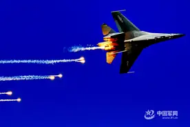 航空摄影之美丨战机“干扰弹”如何预判抓拍 航空摄影师来支招图片