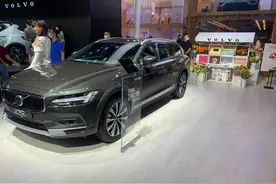 四驱越野旅行车，新款沃尔沃V90实车，后备厢放倒可以睡2人图片