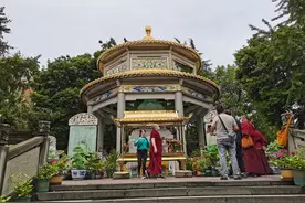 一座皇帝赐名的寺庙，300年的黄葛树成一景，有很多藏僧来此借住图片