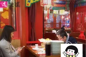 奇葩！山东一女子在餐厅相亲，男方狂吃30盘烤鸭，女子：我结的账图片