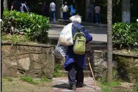 舍不得丢，把垃圾当宝，我们欠老人一份理解和宽容图片