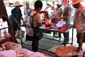 男子打工失去左腿，赶集卖猪肉年赚10几万，他说的话太提气了图片