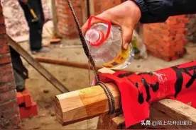 农村建房上梁是大事，千金难买雨浇梁，这个讲究很吉利图片