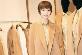 袁泉又穿出了70后女人想要的高级感，驼色大衣配半身裙，优雅自信图片